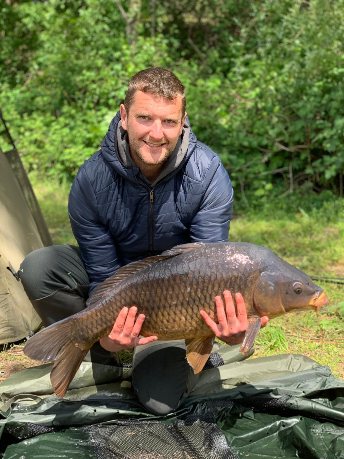 Berufstätiger Angler mit Fang