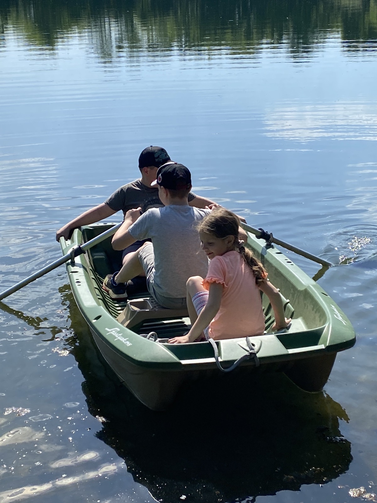 Jugendliche auf dem Vereinsboot